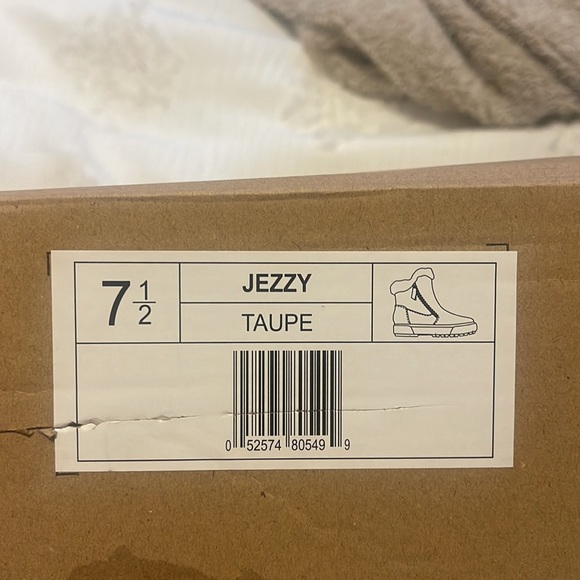 BRAND NEW ankle booties with fur trim - Picture 4 of 4